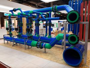 Sistema de tuberías de polipropileno Aquatherm Blue Pipe en el stand de aquatherm ibérica en la feria de la climatización y refrigeración 2019. El sistema incluye todos los componentes para una instalación completa de climatización, calefacción o sistemas cerrados.